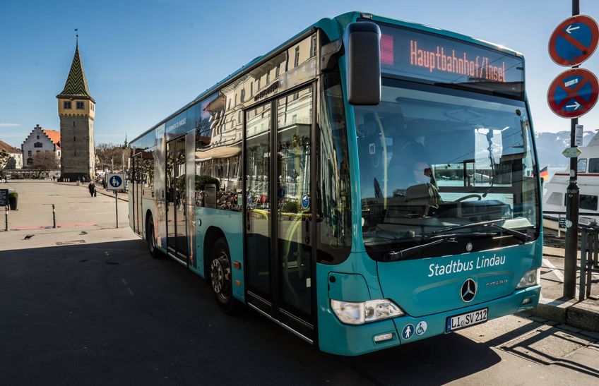 Lindauer Stadtbus hält auf der Insel in Lindau