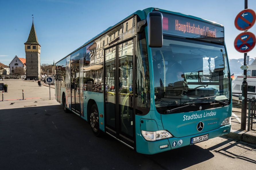 Lindauer Stadtbus hält auf der Insel in Lindau