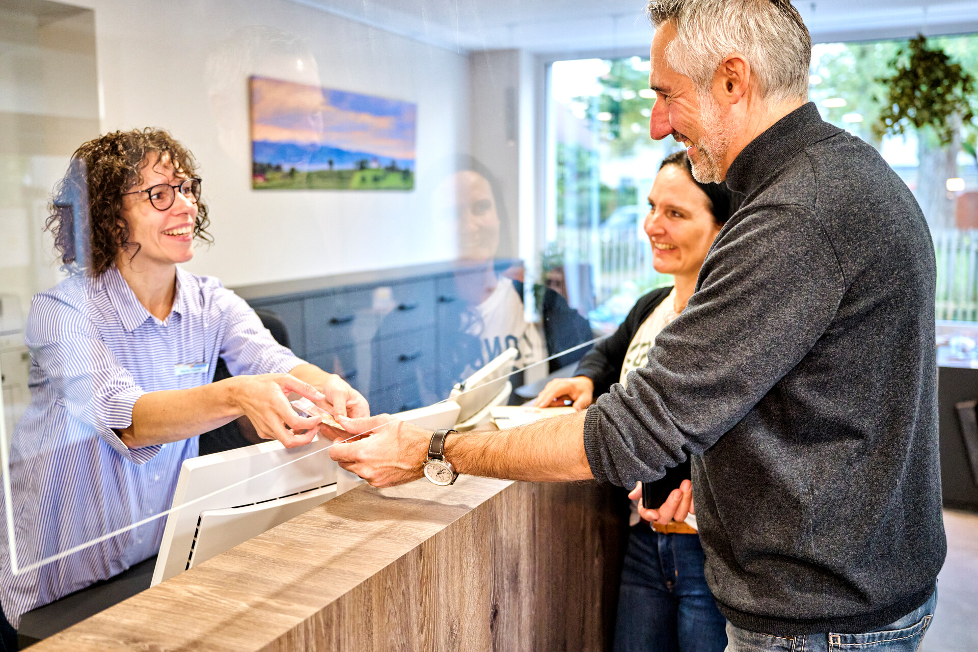 Beratung am Counter in der Tourist-Information Wasserburg
