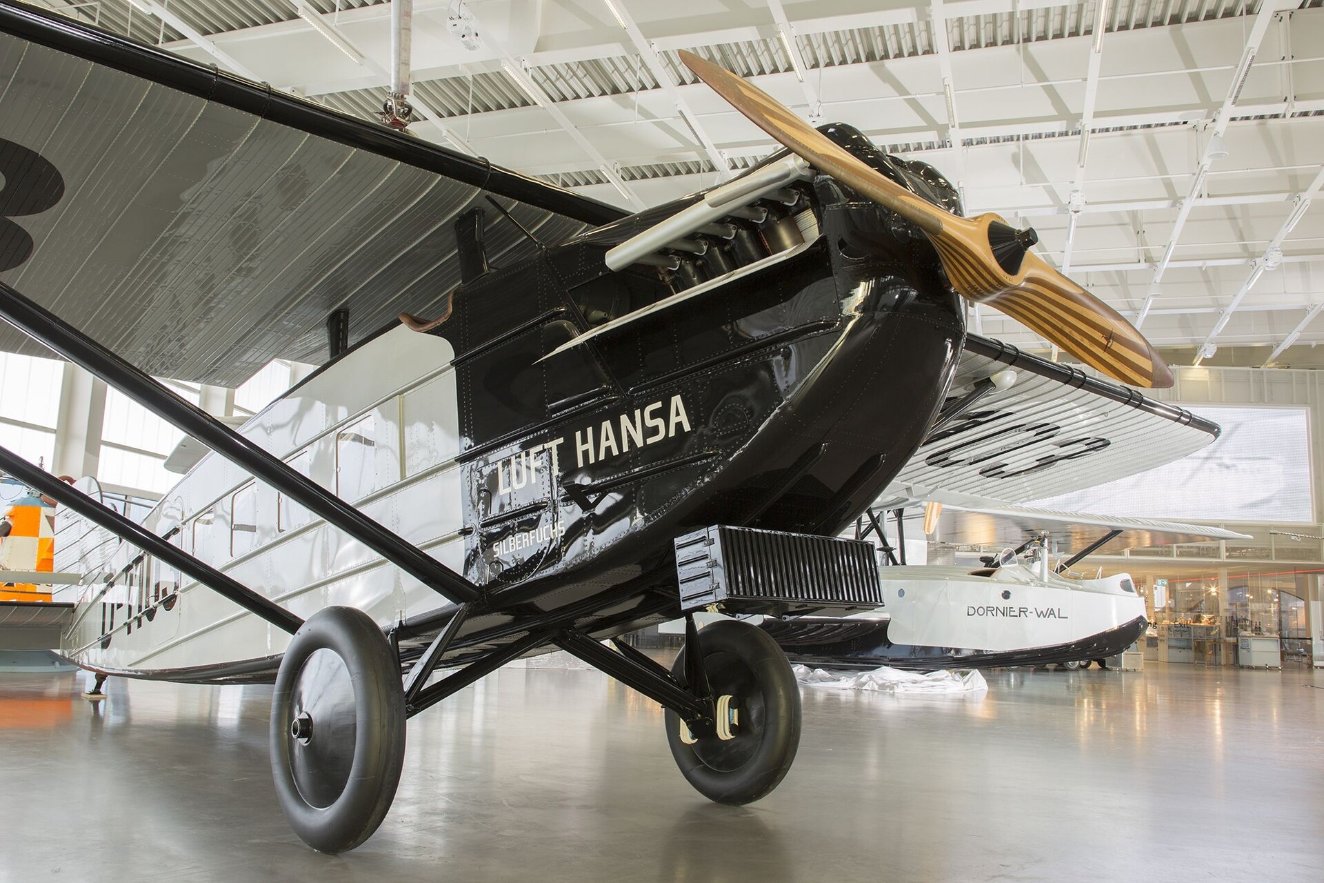 Das Flugzeug Dornier Merkur im Dornier Museum in Friedrichshafen