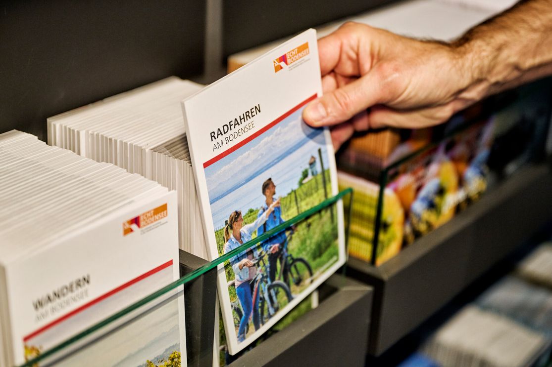 Prospektwand in der Tourist-Information Wasserburg