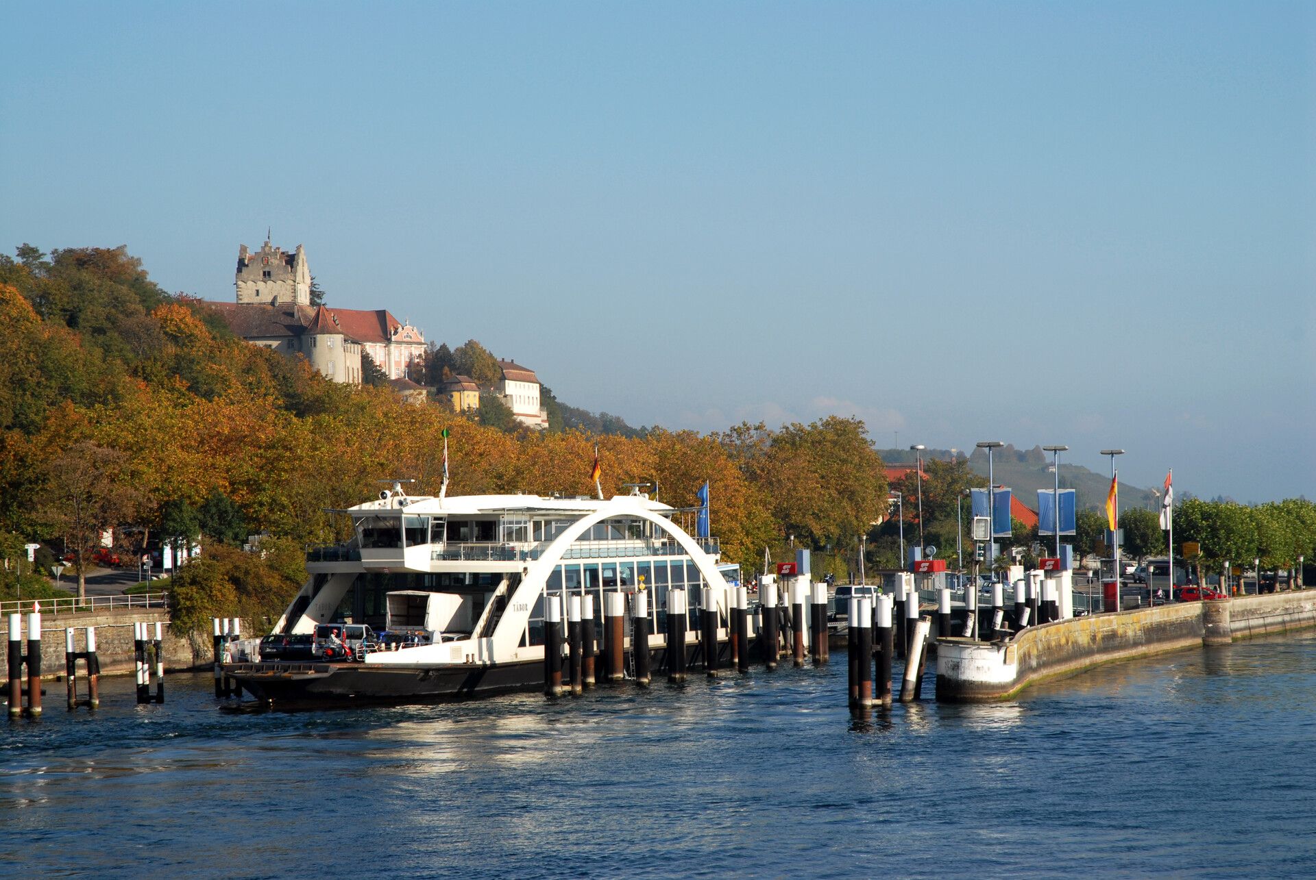 Fähre legt in Meersburg an. Im Hintergrund ist Meersburg zu sehen.