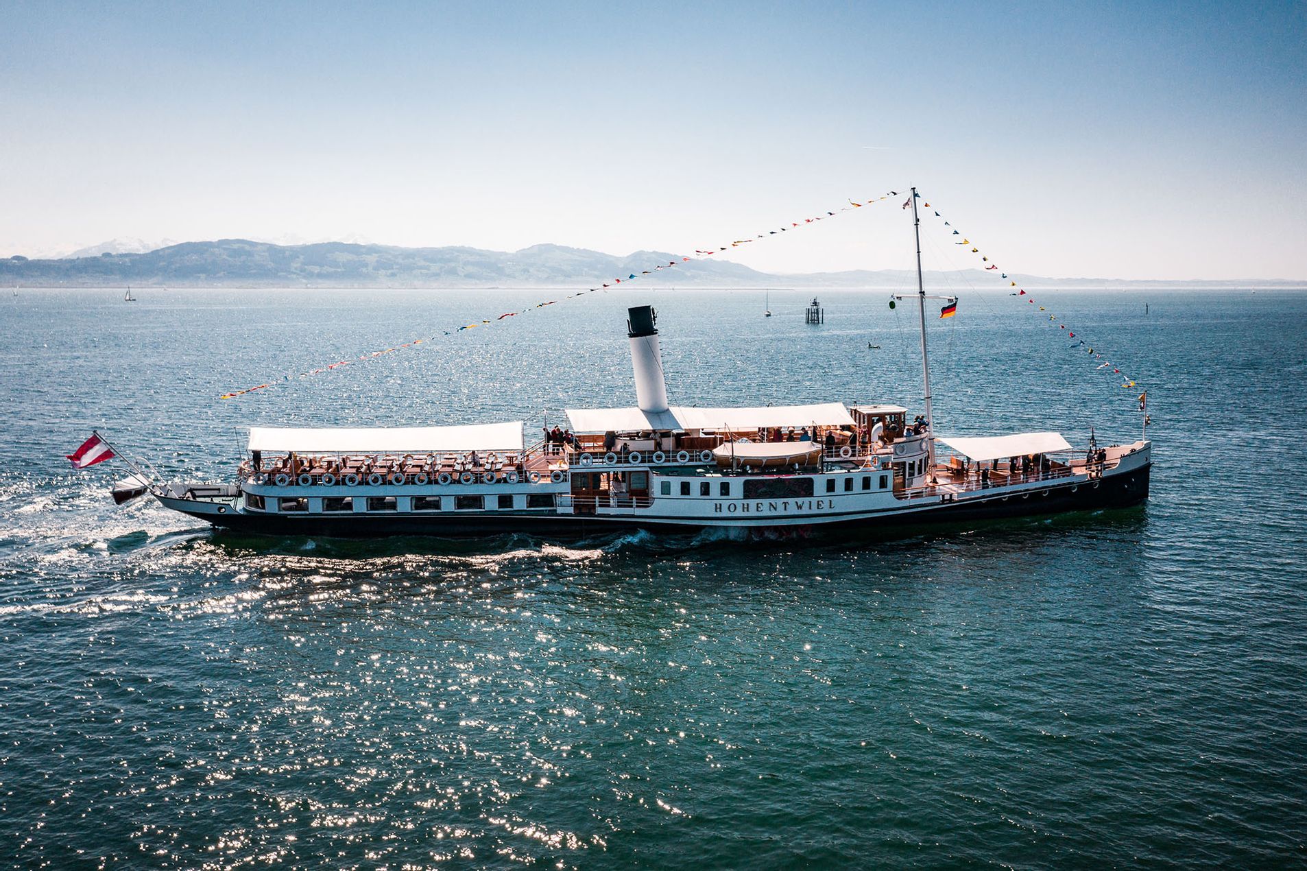 Das Dampfschiff Hohentwiel auf dem Bodensee im Hintergrund Bergpanorama