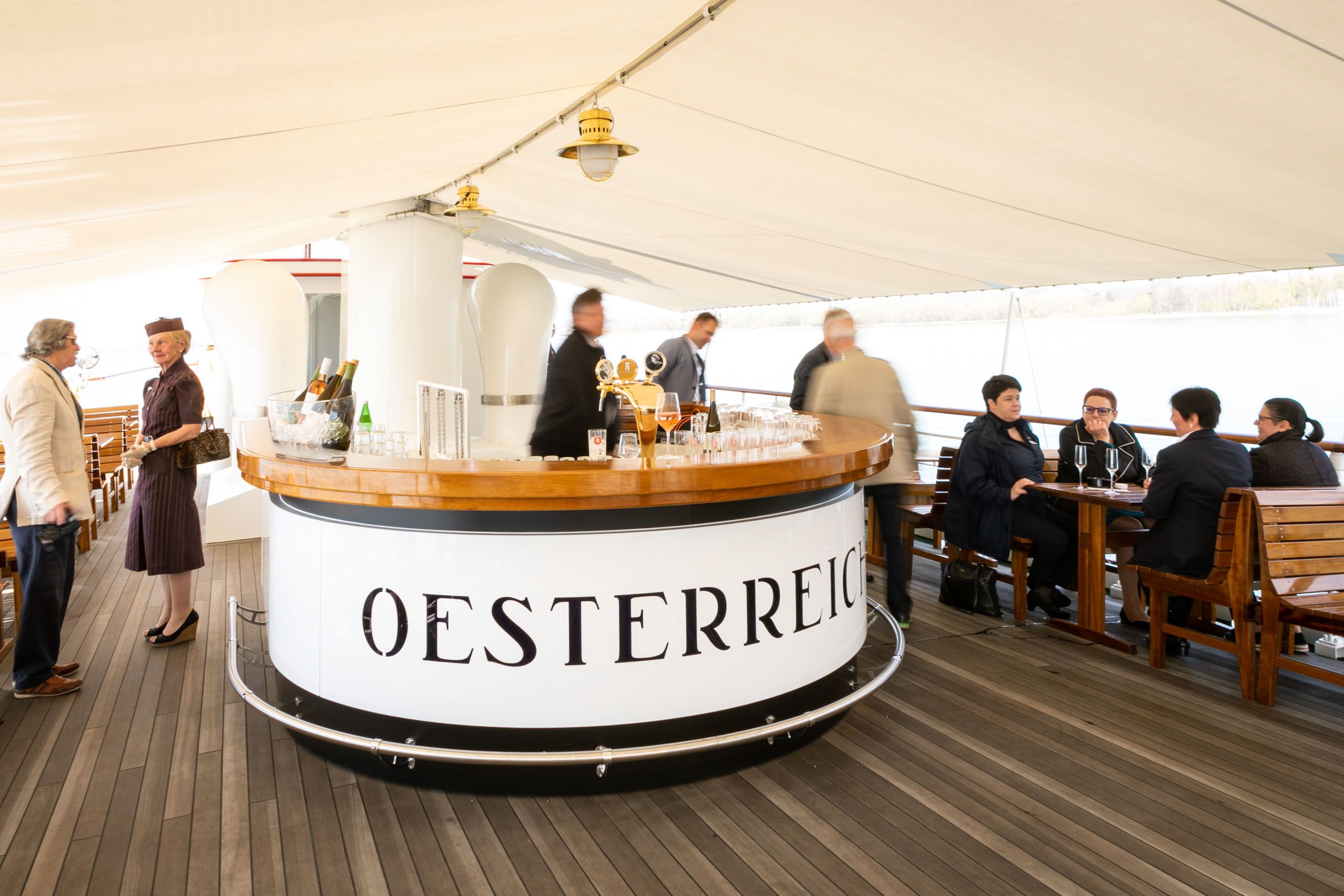 Bar Bereich auf dem Deck des Motorschiffs Österreich