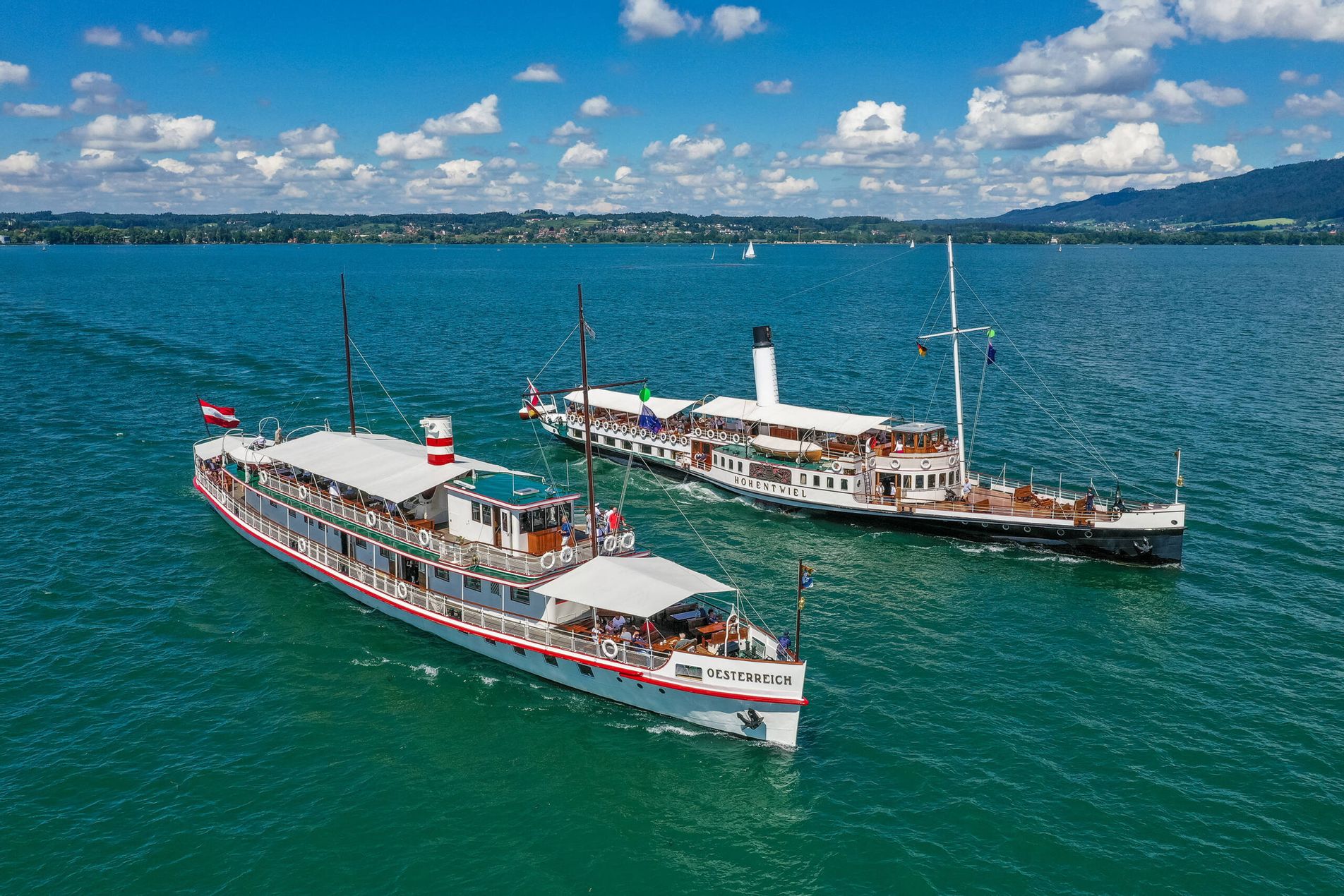 Die Dampfschiffe Hohentwiel und Österreich fahren auf dem Bodensee.