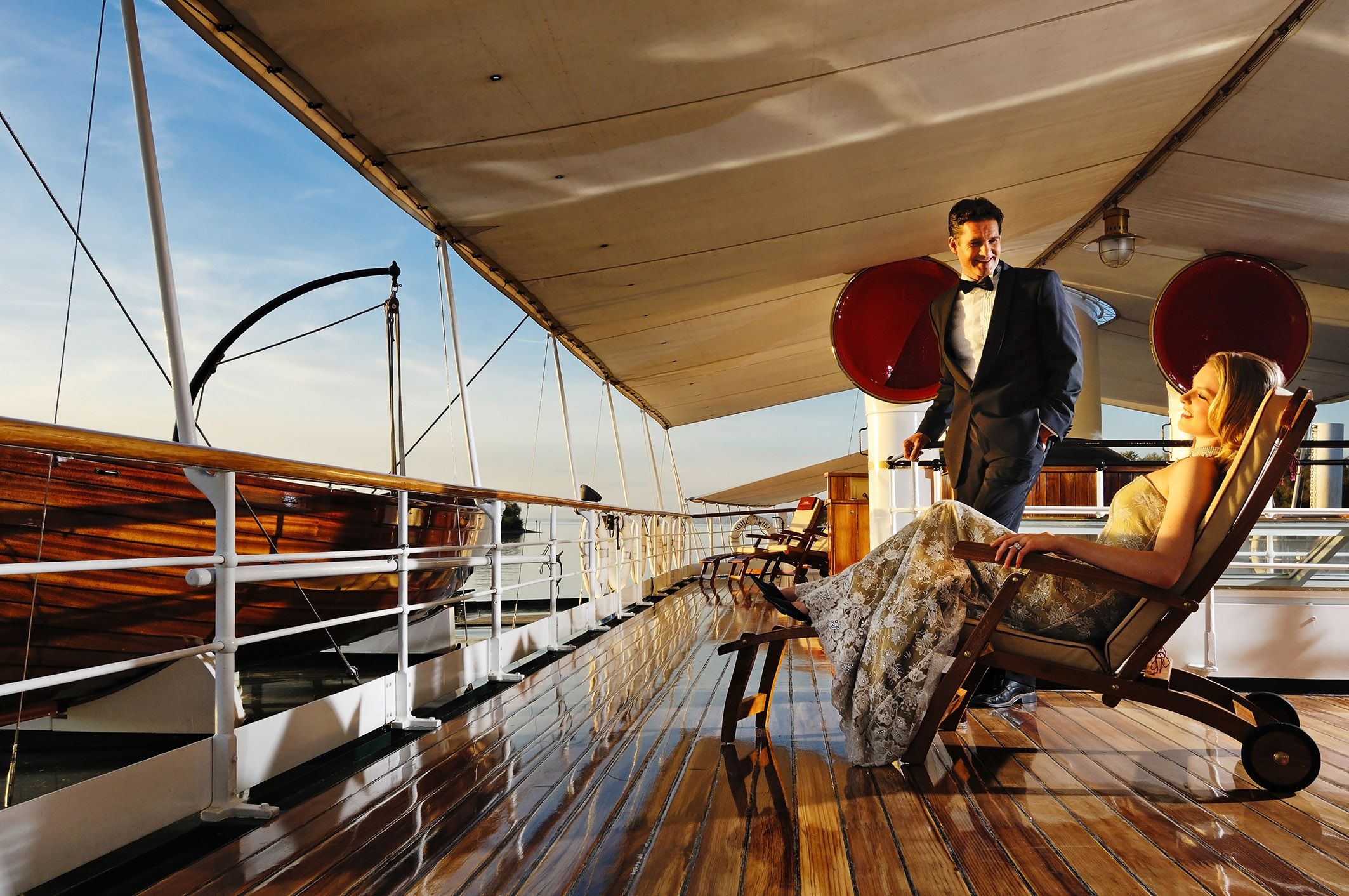 Ein Pärchen, das auf dem Deck des Dampfschiff Hohentwiel die Sonne genießt