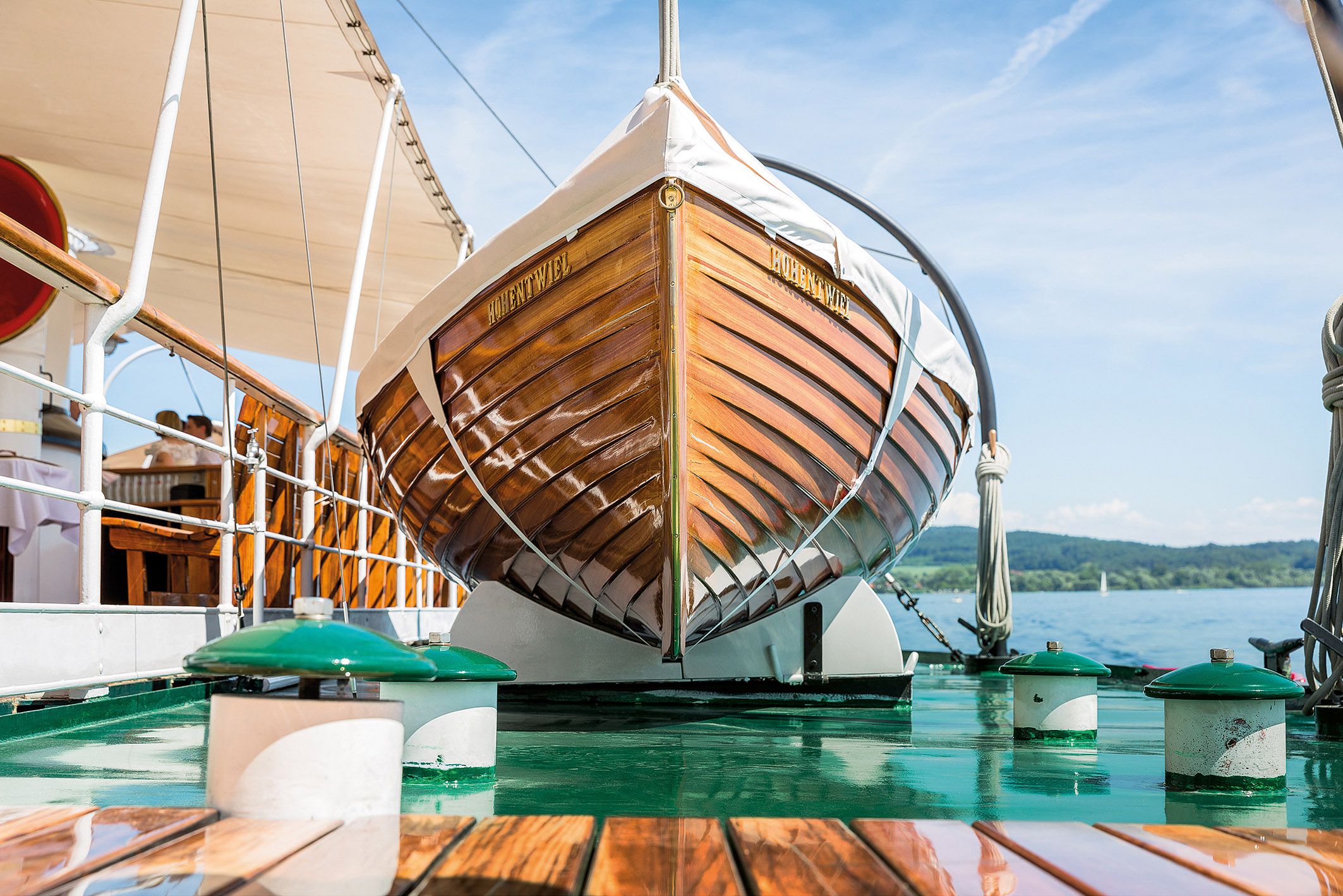 Rettungsboot des historischen Dampfschiff Hohentwiel im Hintergrund See und Berge