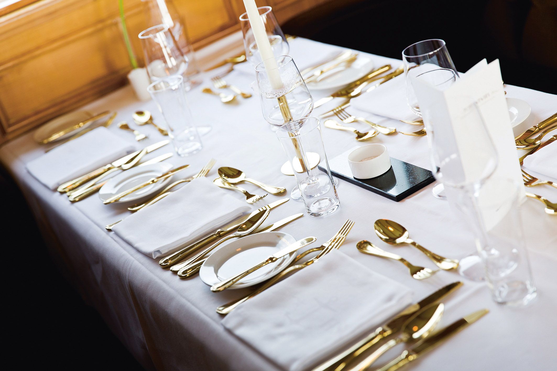 Essenstisch auf dem Dampfschiff Hohentwiel mit goldenem Besteck