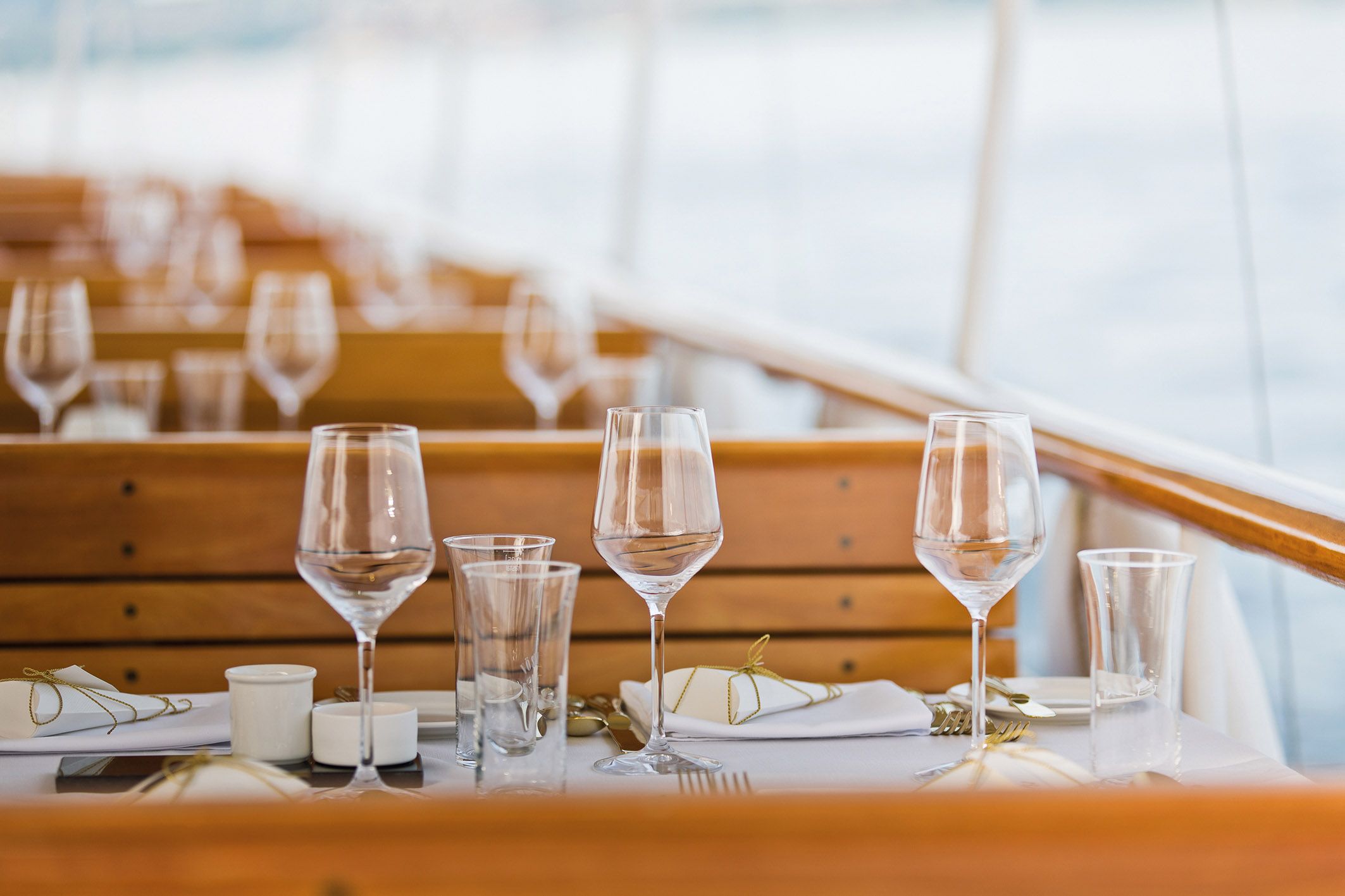 gedeckter Tisch mit Weingläsern auf dem Dampfschiff Hohentwiel