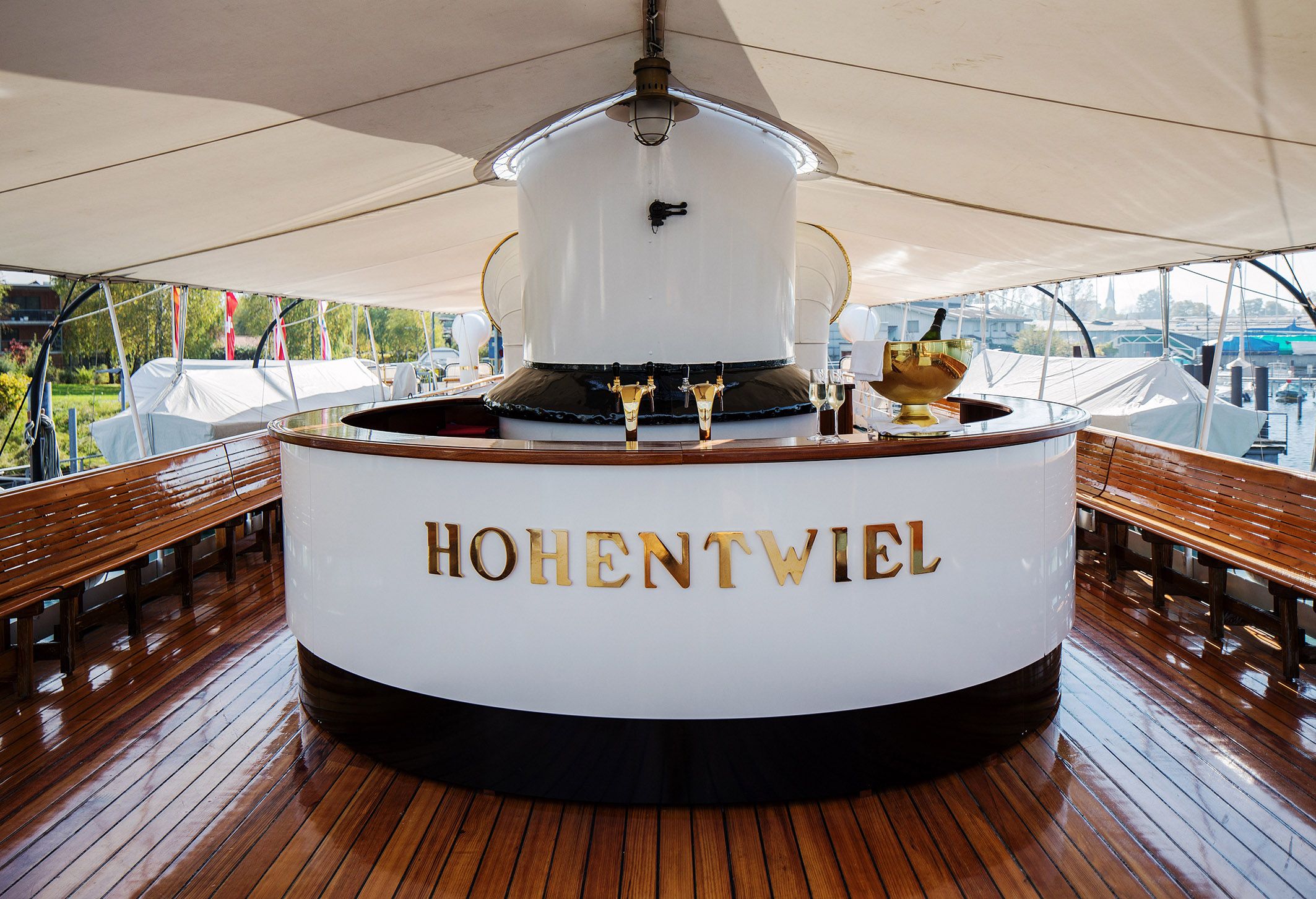 Bar auf dem historischen Dampfschiff Hohentwiel