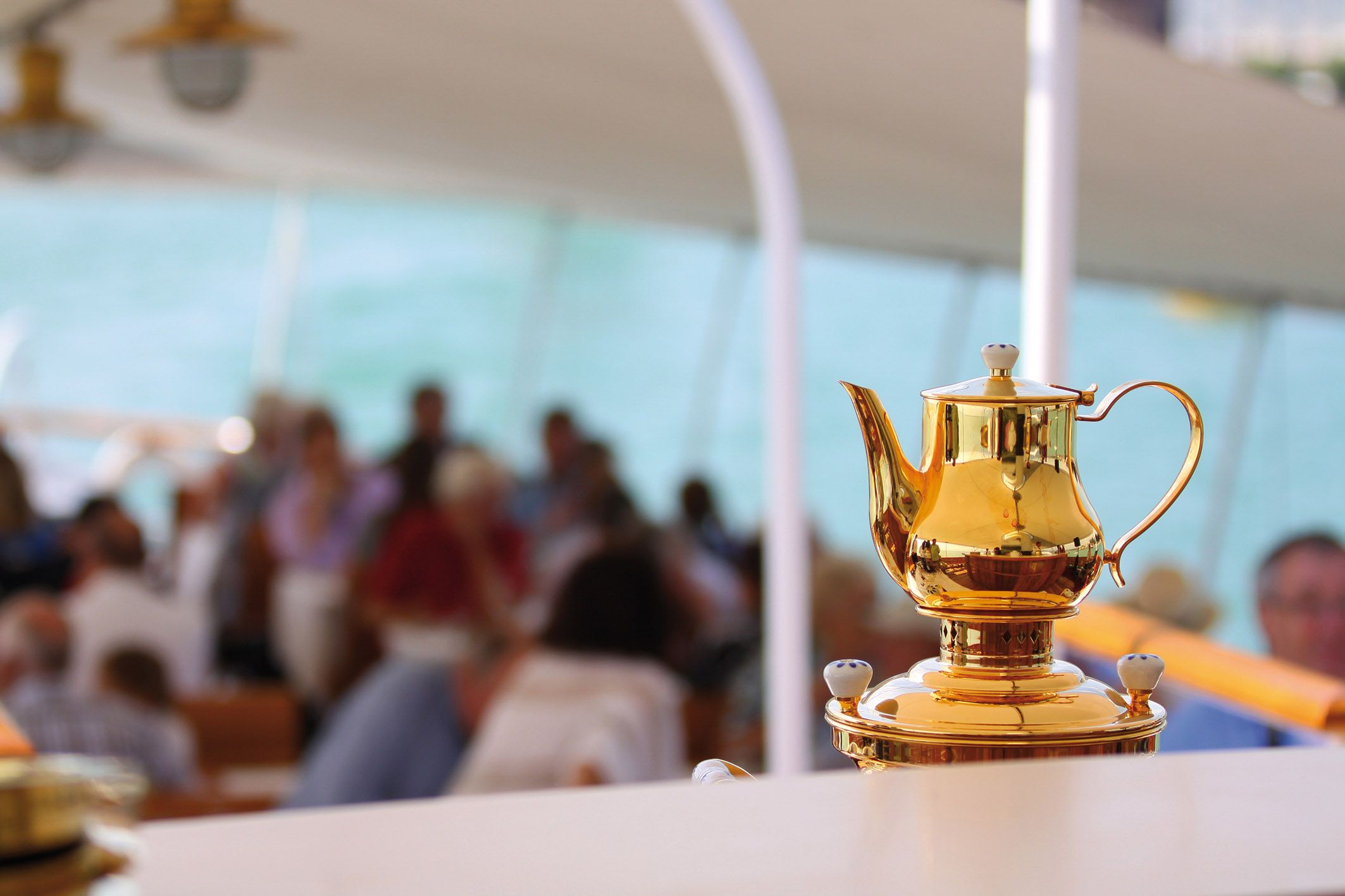 goldene Teekanne beim English Afternoon Tea auf dem Dampfschiff Hohentwiel