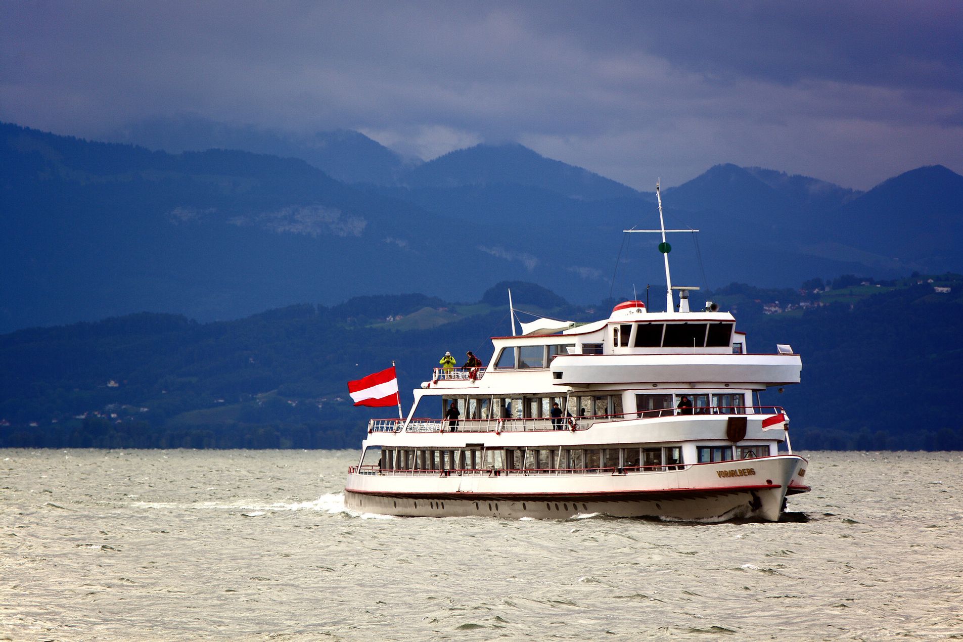 Das Bodenseeschiff Vorarlberg auf dem See bei Stürmischer Stimmung im Hintergrund Bergpanorama