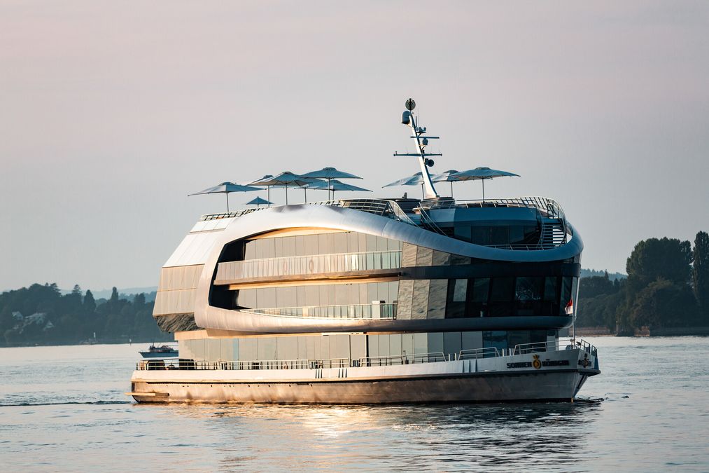 Das Schiff MS Sonnenkönigen fährt auf dem Bodensee