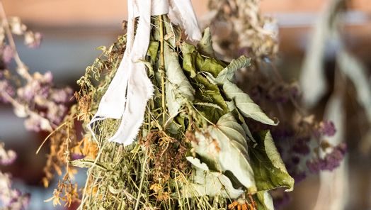 Ein aufgehängter getrockneter Blumenstrauß