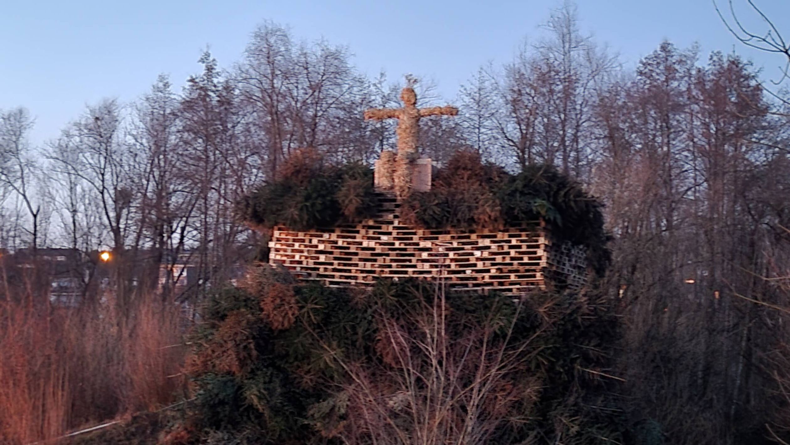 Funken bei Tag vor dem Anzünden im Birkenried in Wasserburg.