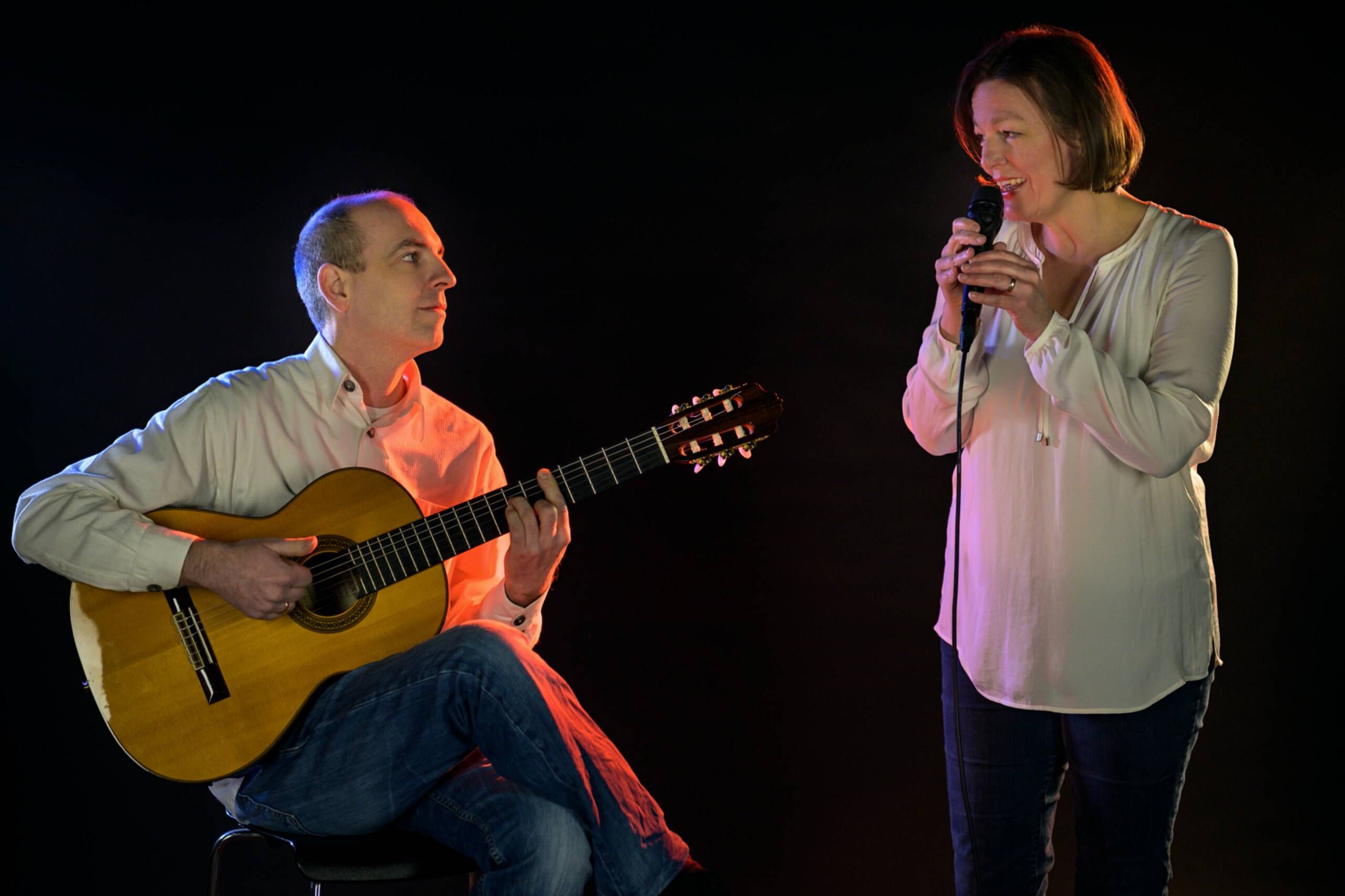 Das Duo Twofold mit Gitarre und Gesang