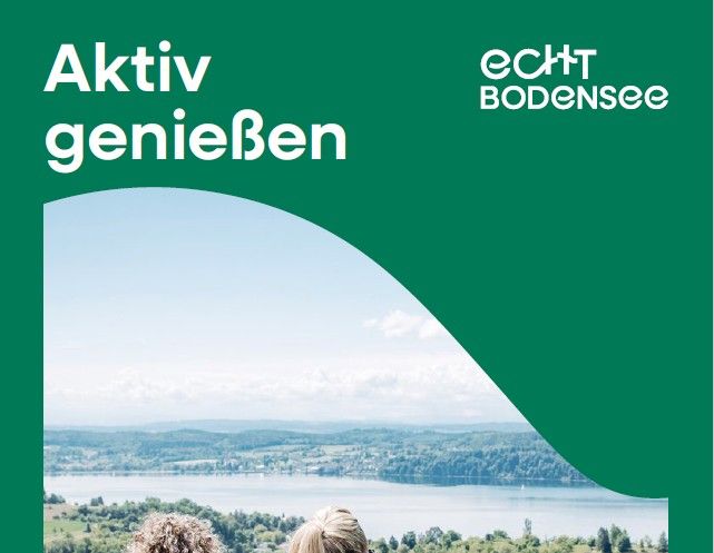 Titelbild der Broschüre Aktiv genießen - Wandern. Auf der Broschüre sind zwei Frauen zu sehen die an einem Aussichtspunkt am Bodensee sitzen.
