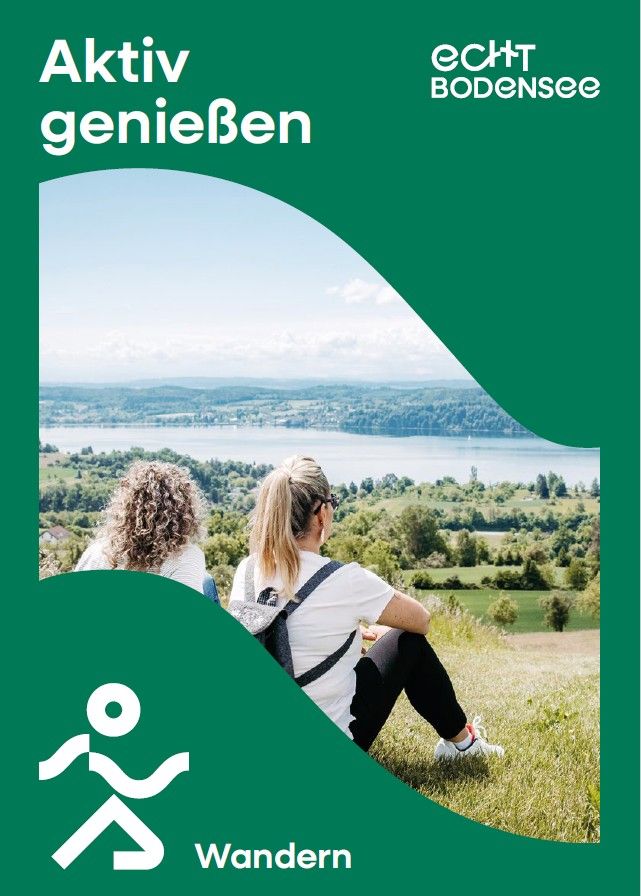 Titelbild der Broschüre Aktiv genießen - Wandern. Auf der Broschüre sind zwei Frauen zu sehen die an einem Aussichtspunkt am Bodensee sitzen.