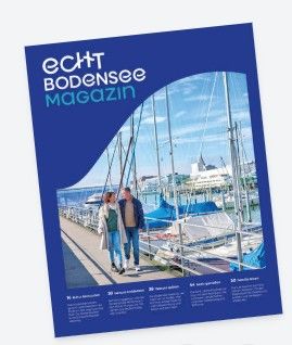 Titelbild der Broschüre Echt Bodensee Magazin. Auf der Broschüre ist ein Paar das an einem Hafen am Bodensee spazieren läuft.