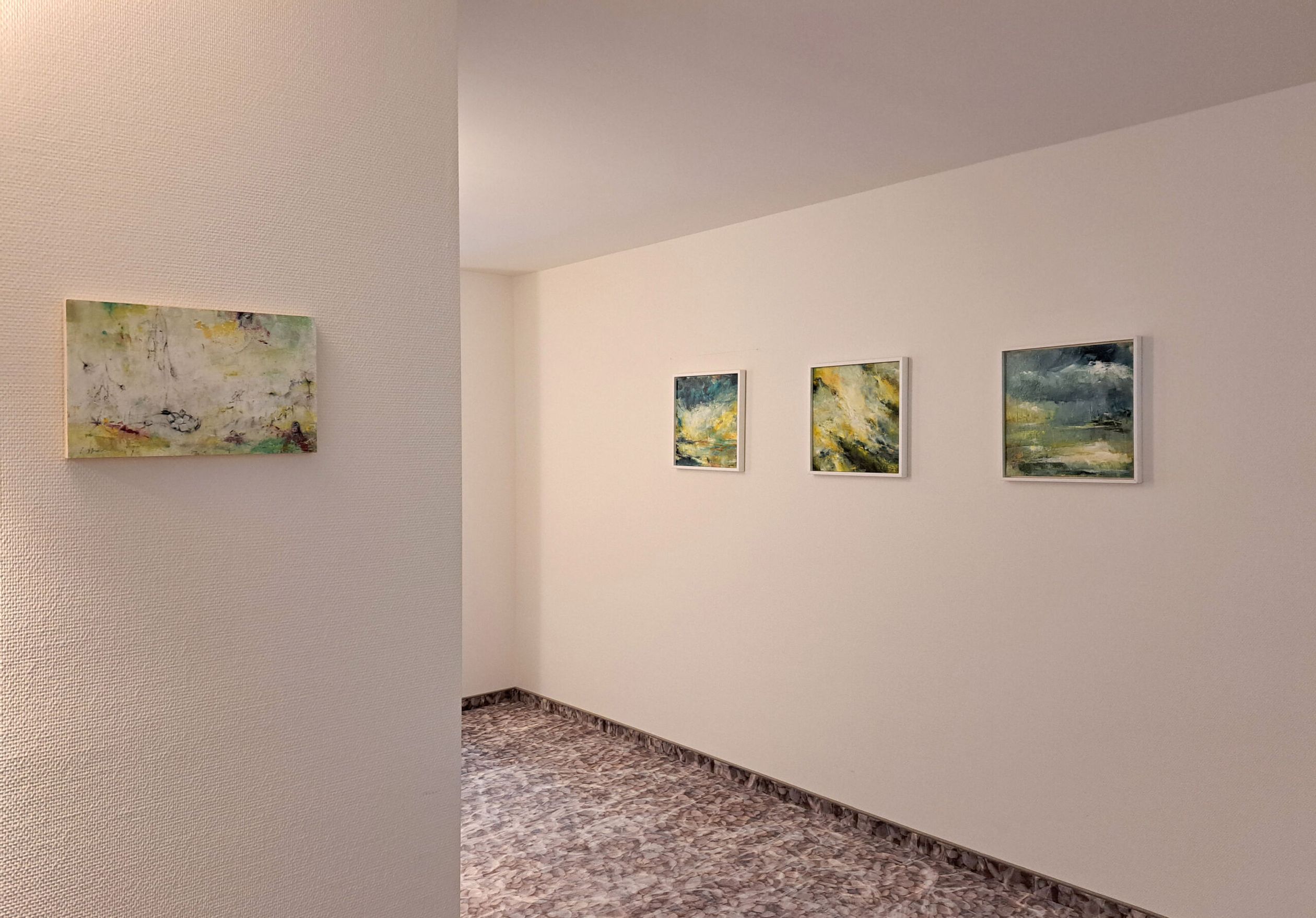 Ausgestellte Bilder der Künstlerin Dagmar Reiche in den Fluren im Hotel Lipprandt.