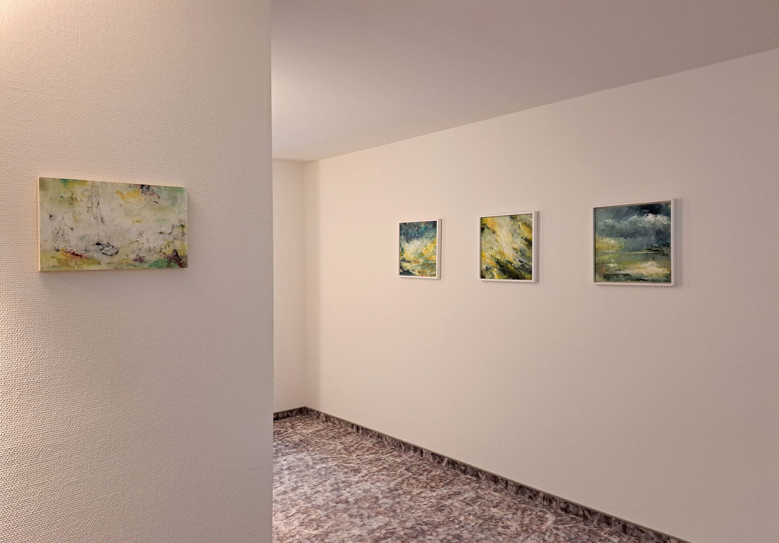 Ausgestellte Bilder der Künstlerin Dagmar Reiche in den Fluren im Hotel Lipprandt.