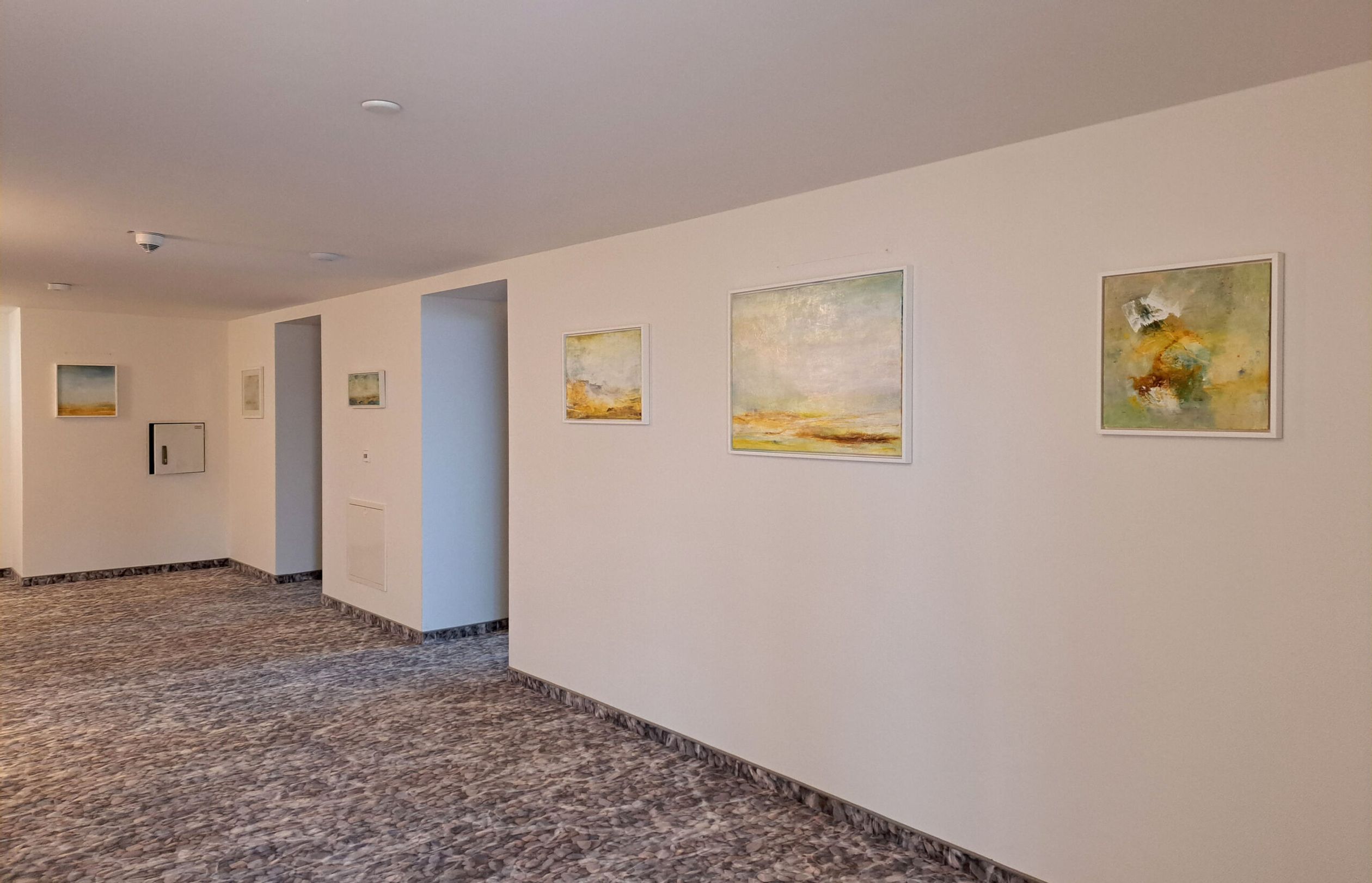Ausgestellte Bilder der Künstlerin Dagmar Reiche in den Fluren im Hotel Lipprandt.