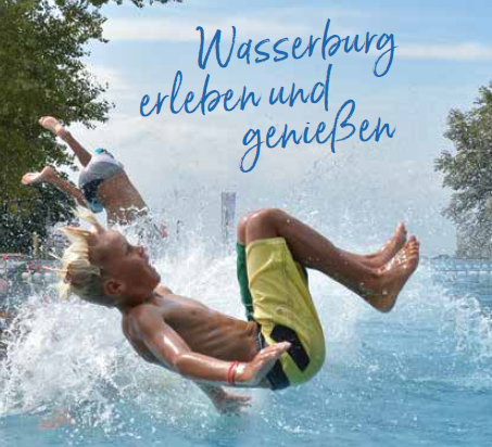 Kind, das ins Wasser springt