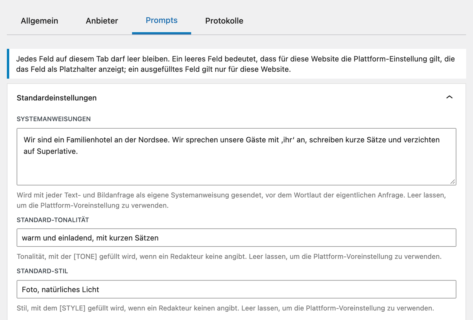 KI-Einstellungen, Reiter „Prompts“, Bereich „Standardeinstellungen“ mit Beispielwerten: Systemanweisungen eines Familienhotels an der Nordsee, Standard-Tonalität „warm und einladend, mit kurzen Sätzen“ und Standard-Stil „Foto, natürliches Licht“