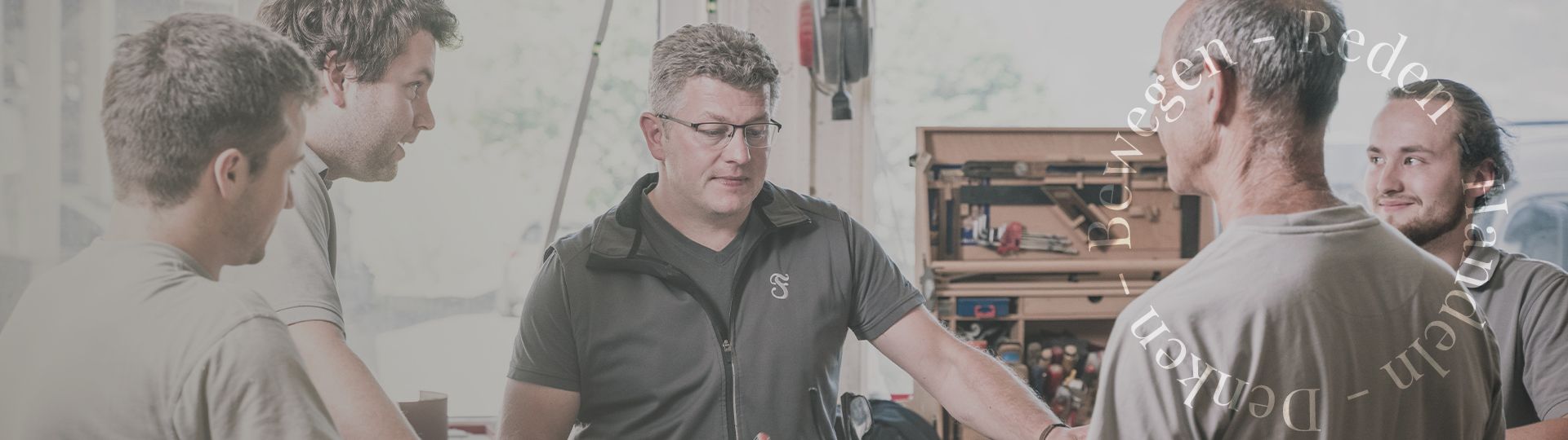 Teambesprechung in der Werkstatt der Schreinerei Freudig.