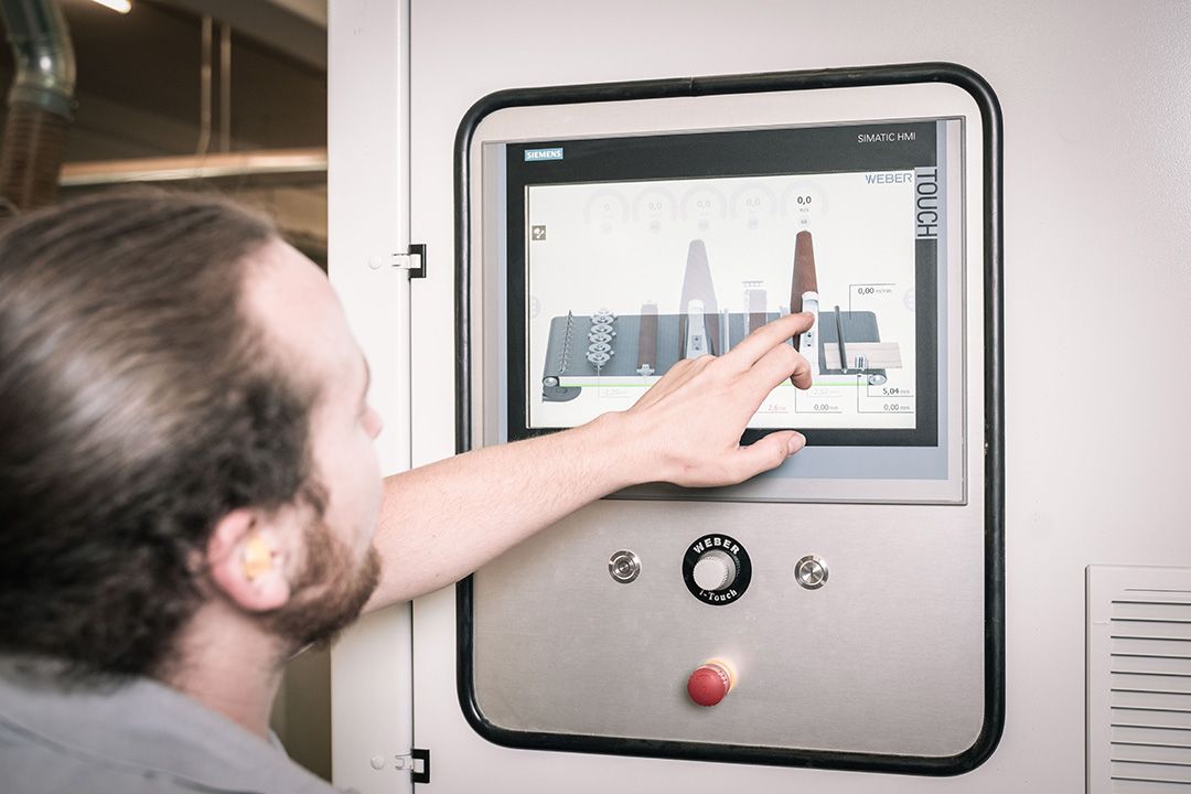 Maschineneinstellungen werden auf dem Touchscreen der hochmodernen Geräte vorgenommen.