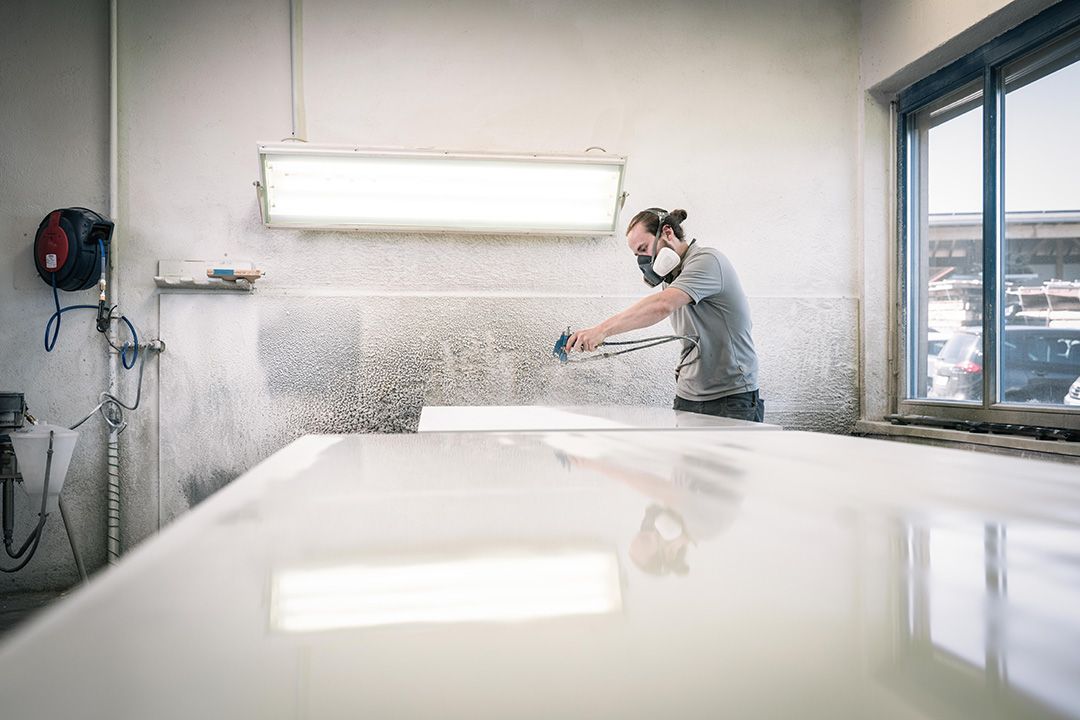 Feinschliff für die einzelnen Bestandteile der Inneneinrichtung in der Werkstatt.