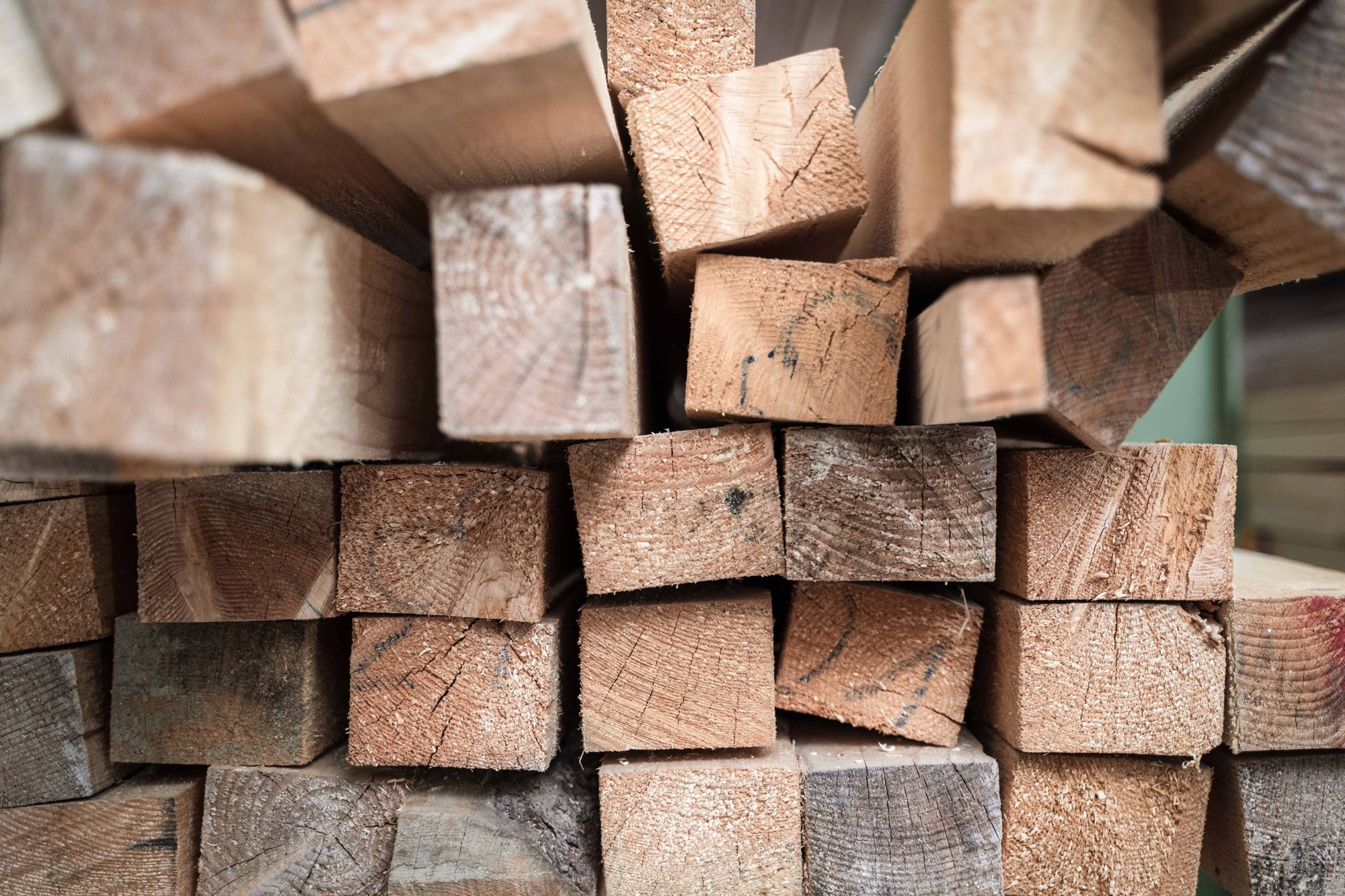 Der Rohstoff Holz ist in den Räumlichkeiten der Schreinerei in vielen verschiedenen Formen zu finden.