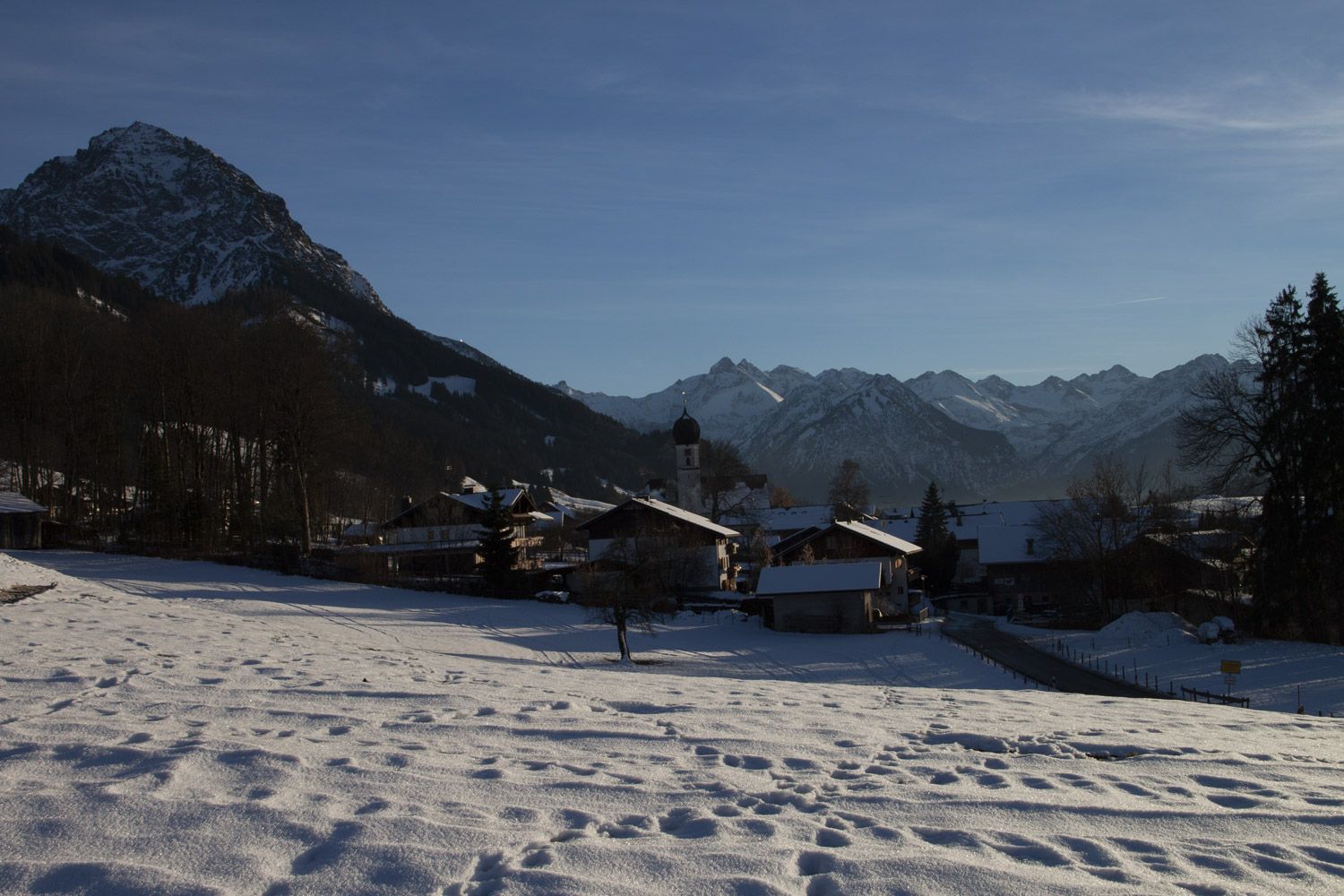 Der schneebedeckte Ort Schöllang im Allgäu.
