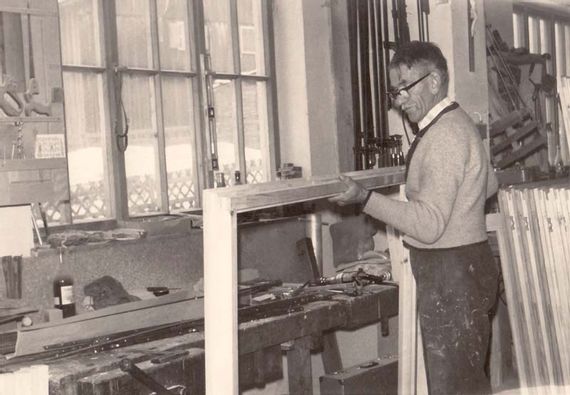 Gründer Max Freudig in seiner Holzwerkstatt