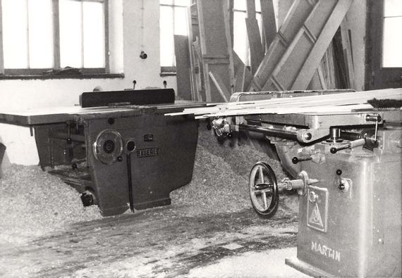 Die erste große Maschine der Schreinerei, eine kombinierte Abrichte und Dickenhobelmaschine.