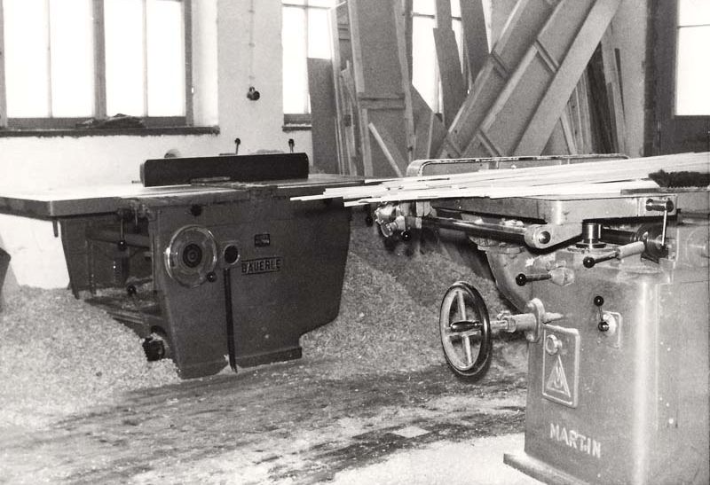 Die erste große Maschine der Schreinerei, eine kombinierte Abrichte und Dickenhobelmaschine.