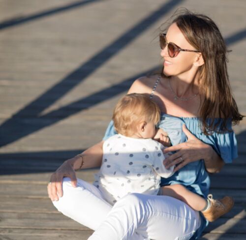 Mutter stillt Baby im Park – Stillen in der Öffentlichkeit