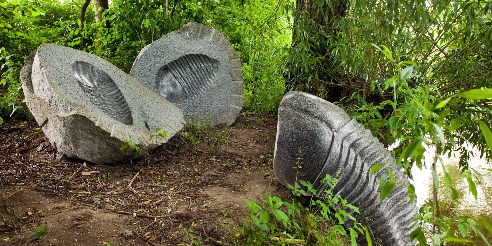 2 Granitblöcke und blau schimmernder Labradorstein