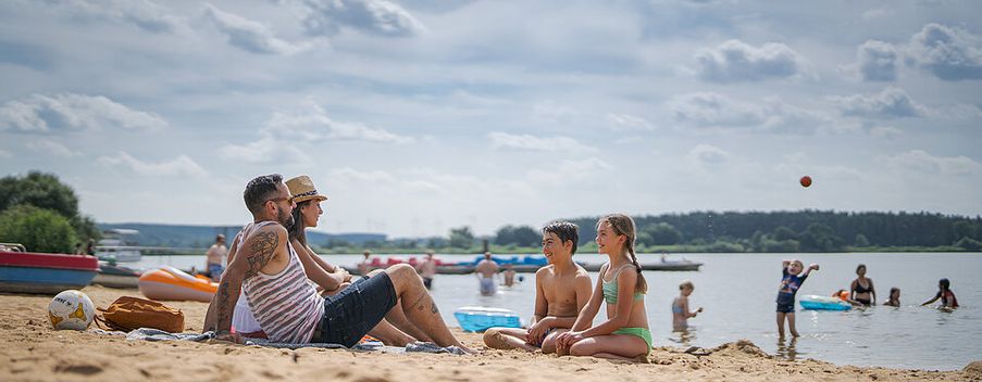 Wandern am Altmühlsee im Fränkischen Seenland mit Blick auf Wasser und Natur