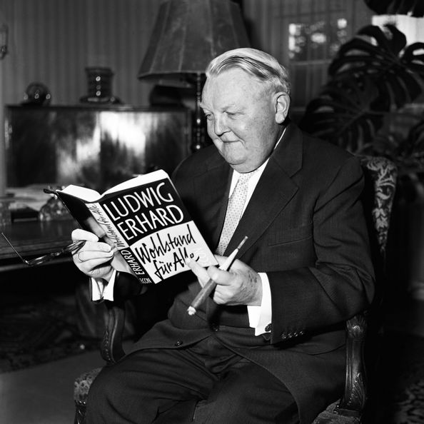 Sommerprogramm im Ludwig Erhard Zentrum mit Führungen, Familienaktionen und Afterwork-Events im Café Luise.