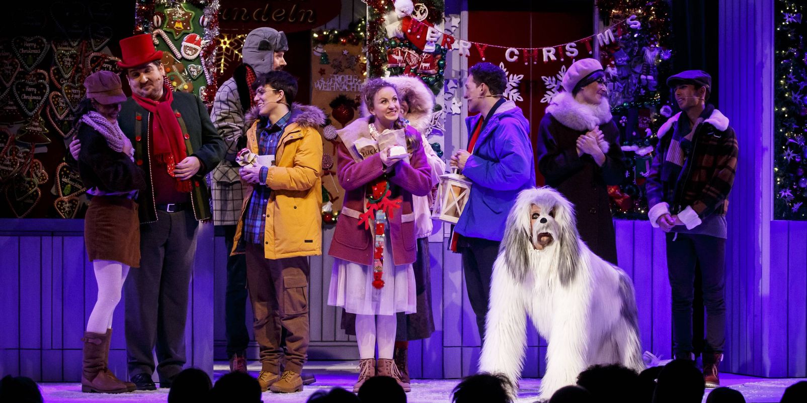 Schmidts Tivoli - Premiere von „Die Weihnachtsbäckerei“ - Das Musical mit den Liedern von Rolf Zuckowski von Martin Lingnau und Hannah Kohl.
Kann man Schnee wirklich herbeiwünschen? Gibt es tatsächlich Hunde, die sprechen, singen und auch noch das Publikum dirigieren können? Kann ein Schneemann singen und tanzen? Was ist eine Bim-Bam-Bella-Tinkie-Trixie-Ich- bin-Deine-Freundin-Puppe? Ist der Weihnachtsmann manchmal eigentlich auch eine Weihnachtsfrau? Und wo ist überhaupt das Rezept für die Weihnachtskekse geblieben?
Antworten auf all diese Fragen gibt das Musical „Die Weihnachtsbäckerei“, in dem die drei Geschwister Jonas, Paul und Emily gemeinsam mit ihrem Hund Muffin so einige Abenteuer erleben.
„Die Weihnachtsbäckerei“ wird in diesem Winter im Schmidts Tivoli zum ersten Mal überhaupt auf der Musicalbühne lebendig. Erzählt wird eine turbulente Geschichte zur Vorweihnachtszeit, eingebettet sind 20 der schönsten Winter- und Weihnachtslieder von Rolf Zuckowski – natürlich auch das bekannte Titellied.
Eine Koproduktion von Schmidts Tivoli und Stückgut.
Hier bei der Uraufführung am 2. Dezember 2018 im Schmidts Tivoli Weitere Vorstellungen: 5. Dezember bis 6. Januar 2019 Alle Termine und Uhrzeiten auf tivoli.de
Kinder (bis 14 Jahre): 11 € bis 15,40 € | Erwachsene: 17,60 bis 22 € (jeweils zzgl. 2,- € Systemgebühr je Ticket) Karten unter 040 / 31 77 88 99 und www.tivoli.de
Die Vorstellung dauert 65 Minuten (ohne Pause).
Empfohlen für Menschen ab vier Jahren.
Photo: Schmidts Tivoli/Morris Mac Matzen/mmacm.com