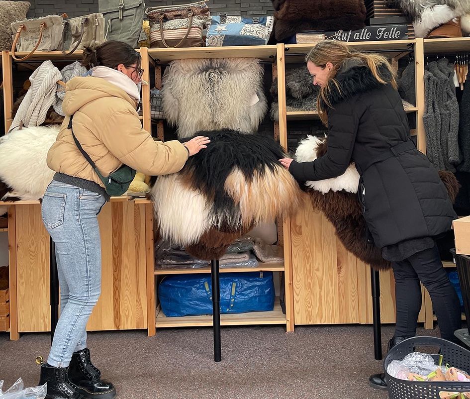 Lebhafter Lichtmessmarkt 2025 auf dem historischen Erlanger Schloßplatz
