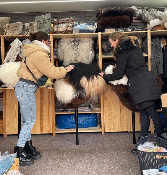 Ein buntes Treiben auf dem Lichtmessmarkt 2025 mit verschiedenen Verkaufsständen und Besuchern.