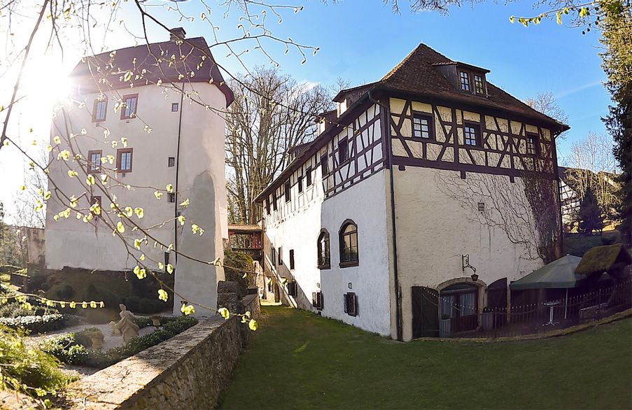 Frühlingsmarkt auf Burggaillenreuth: Kunsthandwerker präsentieren einzigartige Kreationen in historischer Burgkulisse