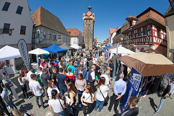 Ausbildungsbörse Herzogenaurach 2026 in der Innenstadt mit Besuchern und Unternehmen aus der Region Erlangen-Höchstadt
