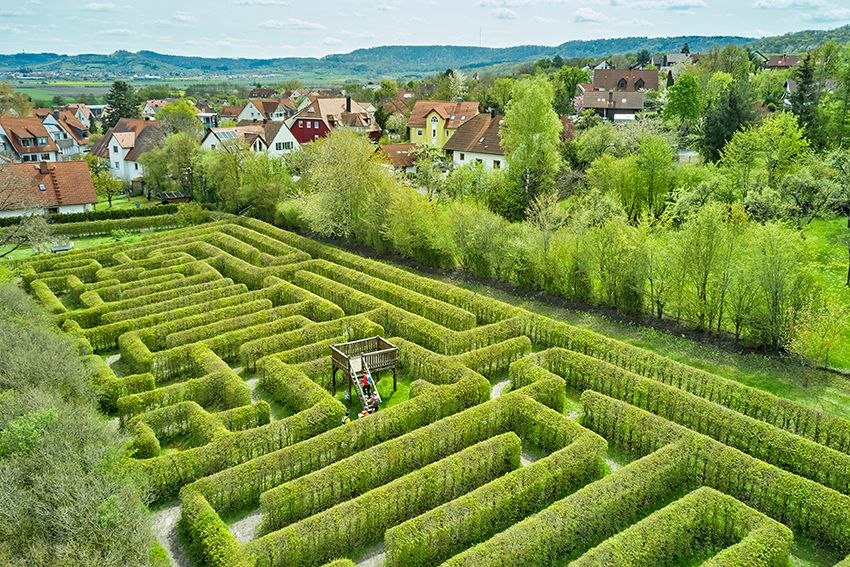 Entdecke die sieben faszinierenden Labyrinthe in Franken: Mais- und Weidenlabyrinthe, Granit- und Felsenlabyrinthe bieten Spaß und Abenteuer für alle!
