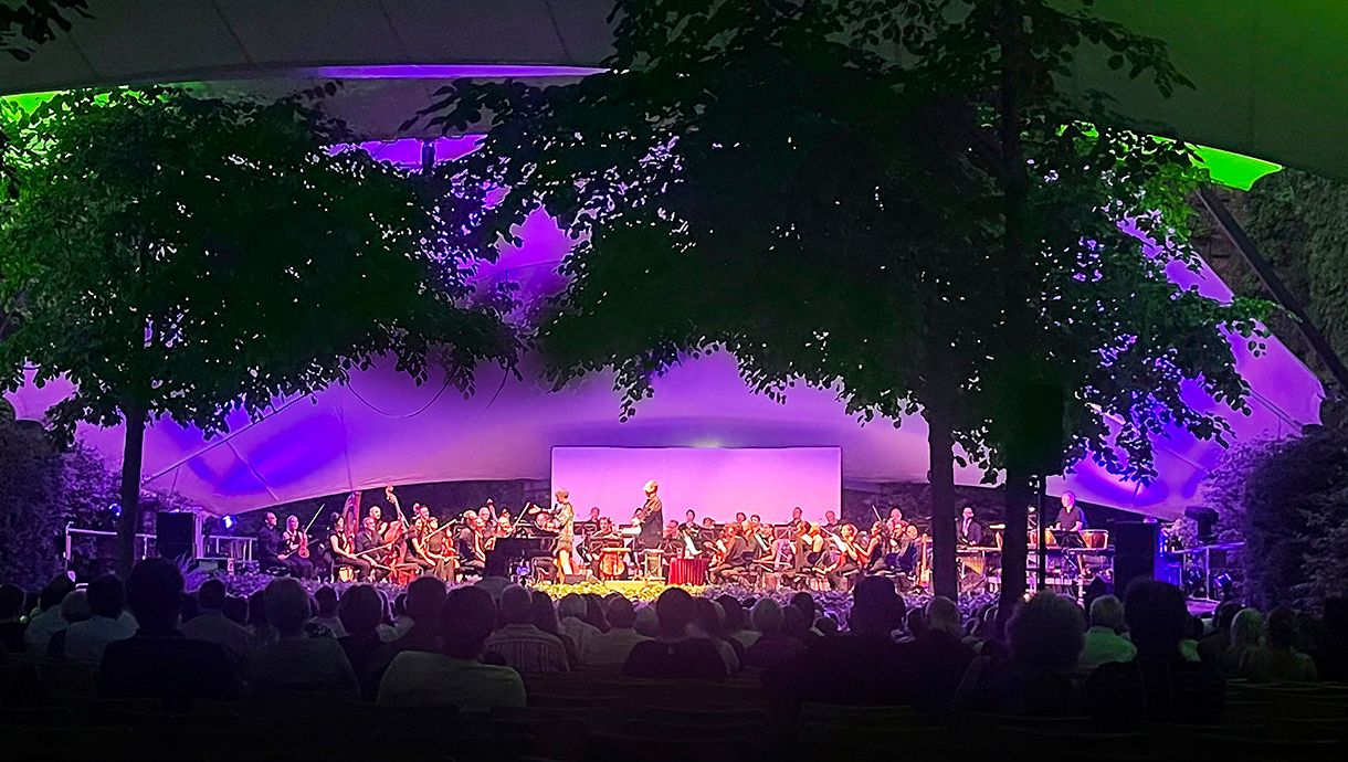 Musiksommer im Serenadenhof: Tango, Kino für die Ohren, Opernklänge, Saxofon, Swing, Latin Jazz und spanisch-humorvolle Abende. Emotionen pur! Sichern Sie sich Tickets für unvergessliche Konzertabende!