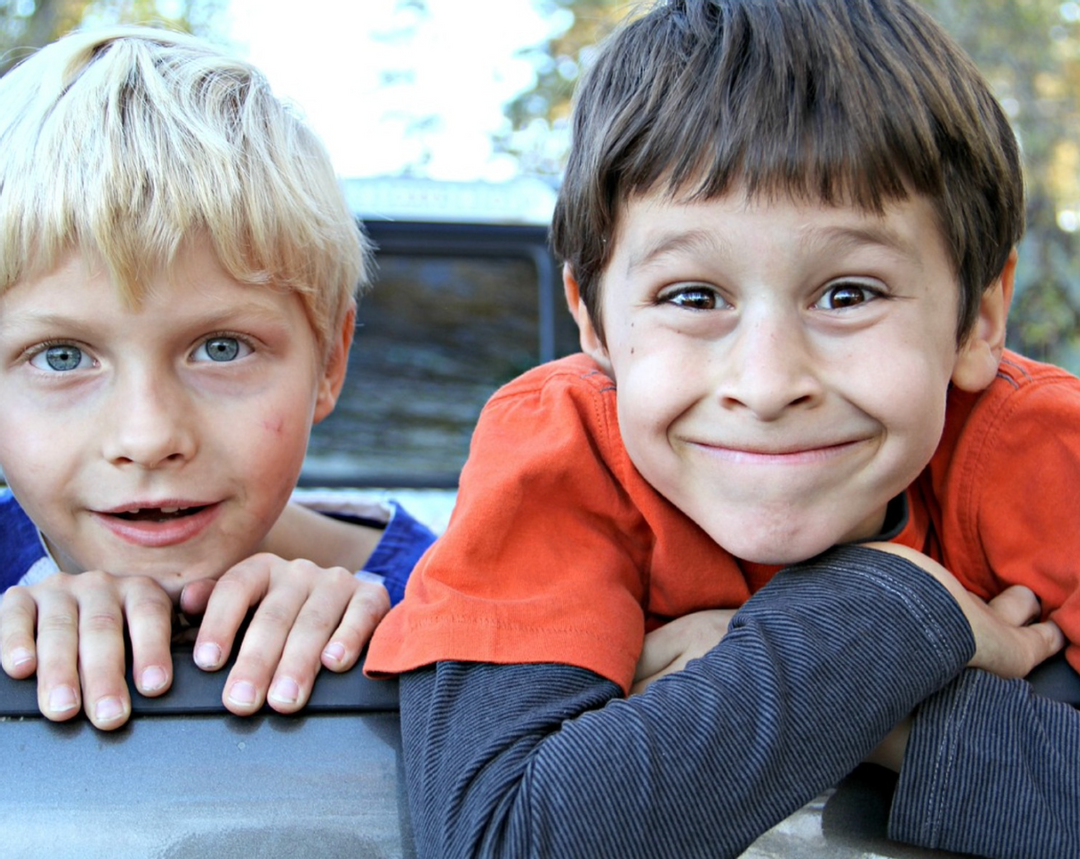 großer Kinderbasar in Erlangen: Familien stöbern in der Heinrich-Lades-Halle nach günstiger Secondhand-Babykleidung, Spielzeug und Kindersachen.