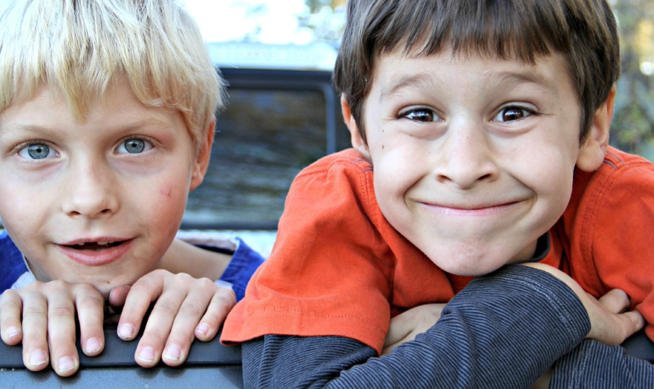 großer Kinderbasar in Erlangen: Familien stöbern in der Heinrich-Lades-Halle nach günstiger Secondhand-Babykleidung, Spielzeug und Kindersachen.