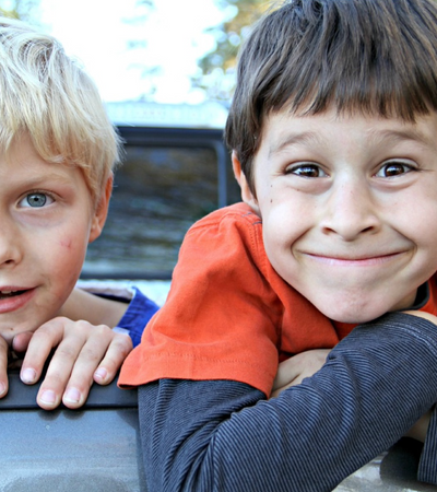 2 glückliche, gesunde Kinder, die die Wichtigkeit der Kindergesundheit in Erlangen symbolisieren, dem zentralen Thema der Erlanger Veranstaltungsreihe.